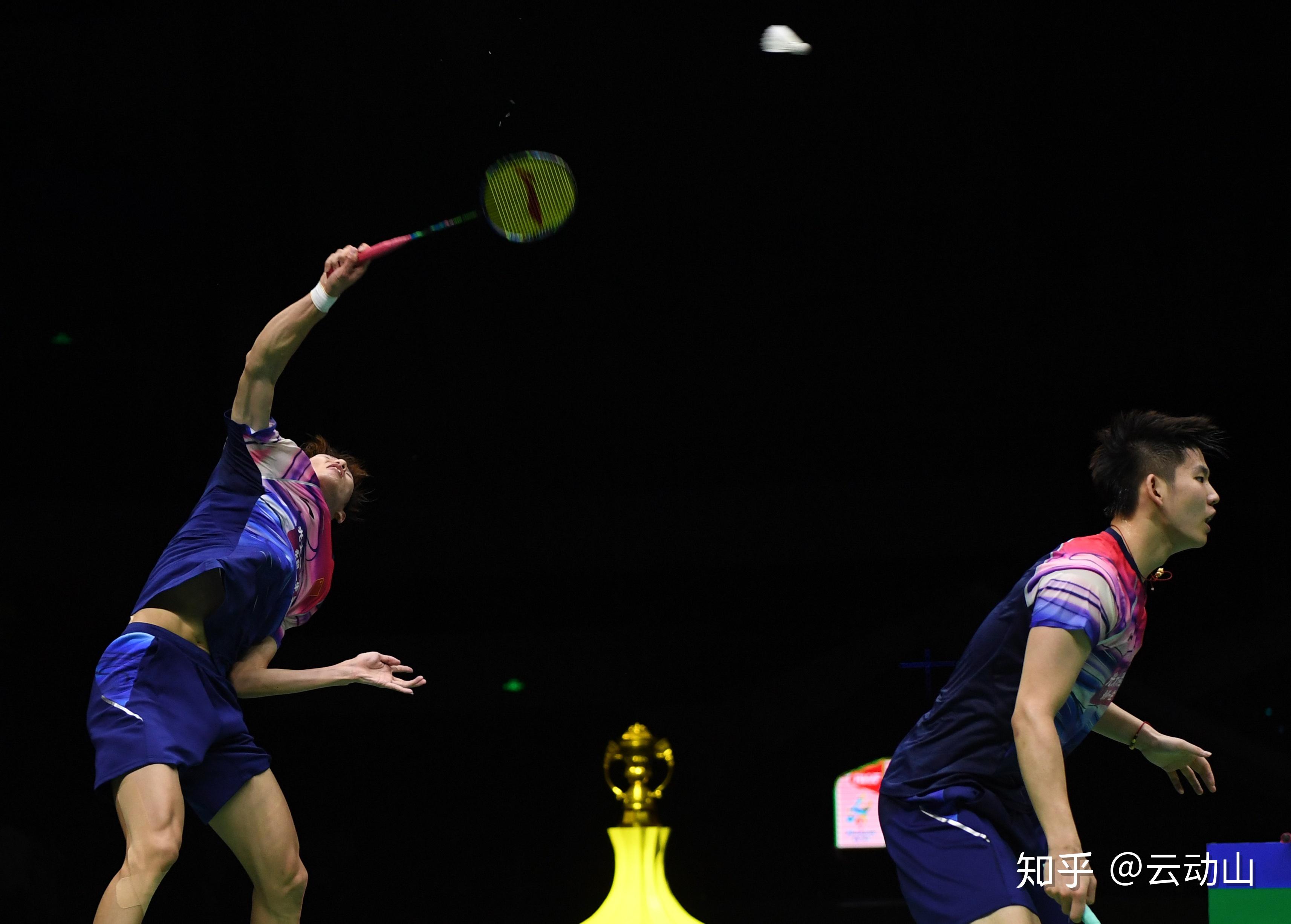 旺财28-包含UFC赛场再起风云：胶东青龙队险胜中原火狐队，赛场气氛火爆中场绞杀压制对手的词条