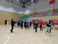 旺财娱乐- 消防站邀请专业教练来队指导体能训练 