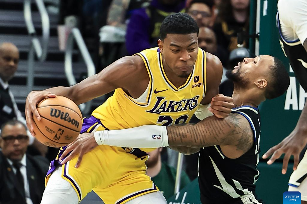 28娱乐-詹姆斯关键节点战术调整，雄鹿带队取胜！的简单介绍